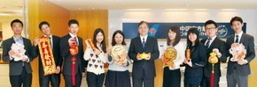 ▲中國南方航空台灣分公司總經理丘祥文(右5)率領同仁向大家祝賀新年行大運。