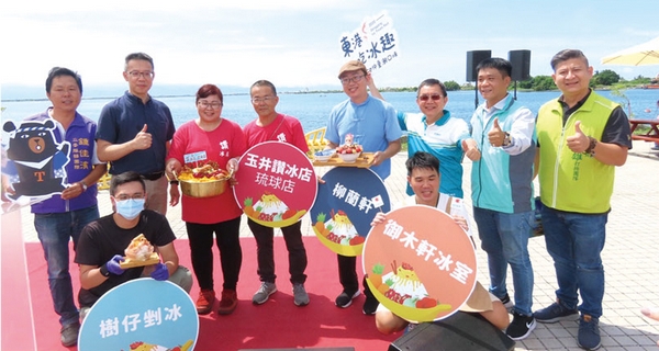 <p>
▲鵬管處處長陳煜川(後排右3)、屏東縣政府交通旅遊處副處長倪國鈞(後排左2)與數家冰店業合影。</p>
