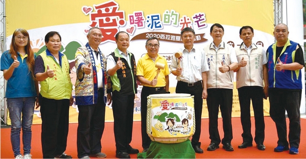 <p>
▲西拉雅國家風景區管理處處長許主龍(左5)與左鎮區長、玉井區長、白河區長、在地協會和業者們共同行銷。</p>